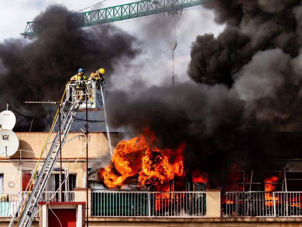 A l'incendi ha van treballar fins avuit dotacions de bombers Foto: Rafa Rodridi