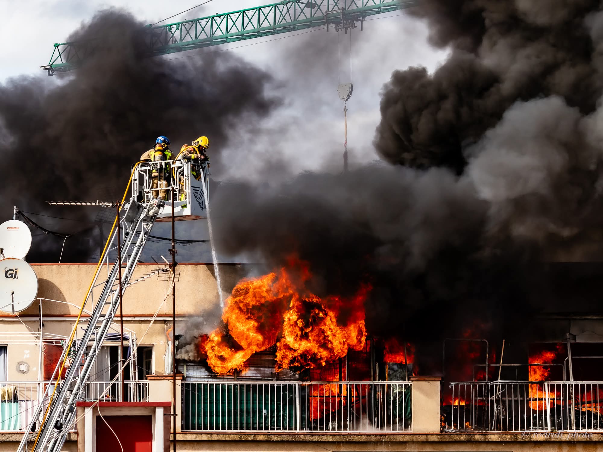 A l'incendi ha van treballar fins avuit dotacions de bombers Foto: Rafa Rodridi